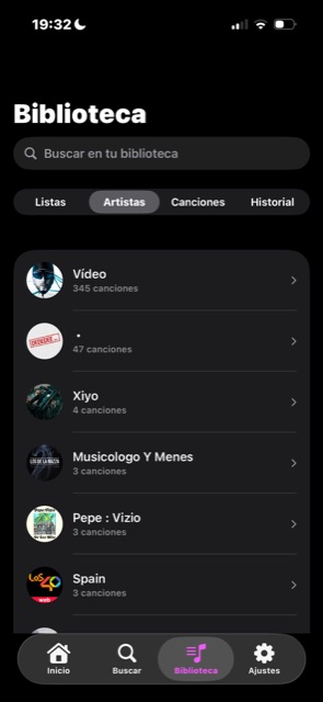 Pestaña Artistas de la biblioteca en iPhone con número de canciones por artista