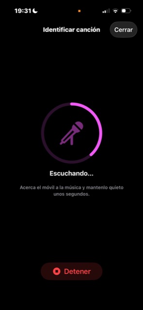 Apolo escuchando para reconocer la canción que suena alrededor