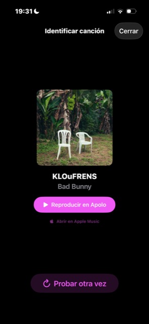 Resultado del reconocimiento con la canción identificada y botón Reproducir en Apolo